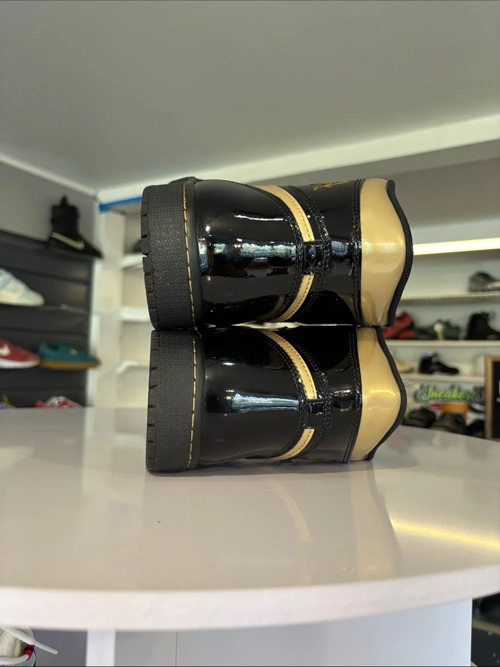 Air jordan 1 retro High OG Black & Gold mens size 11